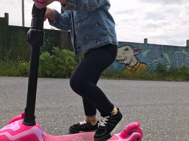 Niña patinando en el primer día de salidas autorizadas a menores desde el inicio de la pandemia de coronavirus.