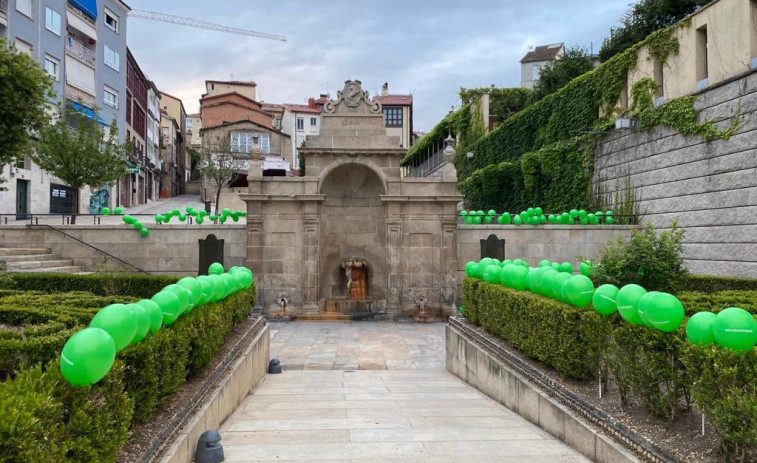 ​Vox inicia su campaña en Galicia colocando miles de globos y provoca un tsunami de críticas, Feijóo incluido