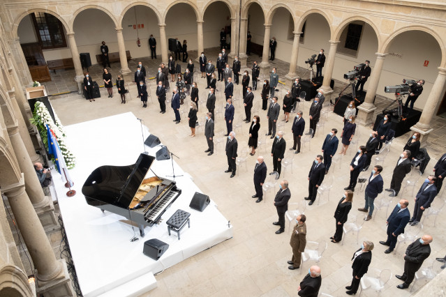 Acto institucional organizado por la Xunta en memoria de las 619 víctimas de la pandemia de la COVID-19 en Galicia, en el Hotel Monumento San Francisco.