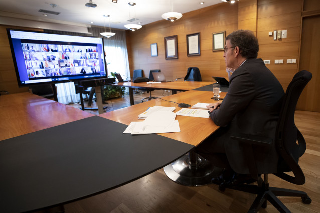 El presidente de la Xunta, Alberto Núñez Feijóo, en la videoconferencia con el presidente del Gobierno central, Pedro Sánchez, y el resto de líderes autonómicos.