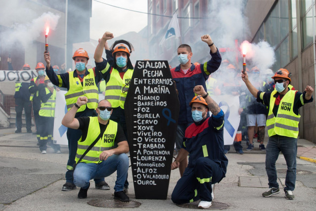 Trabajadores de Alcoa posan junto a un féretro de cartón durante una nueva manifestación tras el anuncio realizado por la empresa hace más de 15 días del despido colectivo de hasta 534 trabajadores de los 610 de sus dos factorías en San Cibrao, concretame