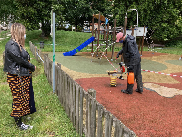 Labores de desinfección en los parques infantiles.