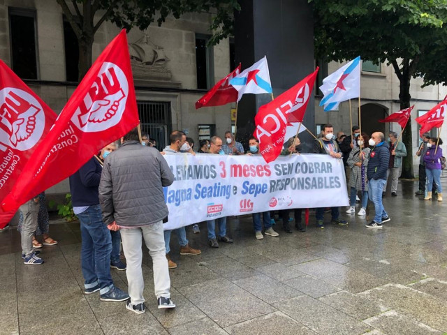 Trabajadores de Magna Seating Vigo se concentran ante la sede del SEPE en la ciudad