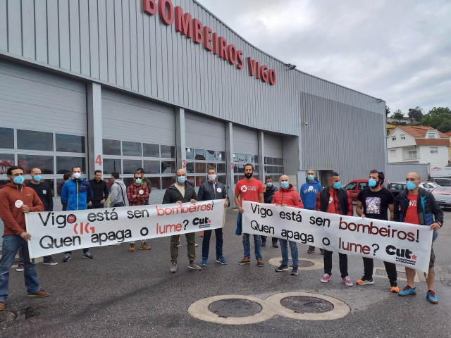 Colectivo de bomberos de Vigo, concentrados ante el parque de Teis, en protesta por la falta de efectivos suficientes en el servicio.