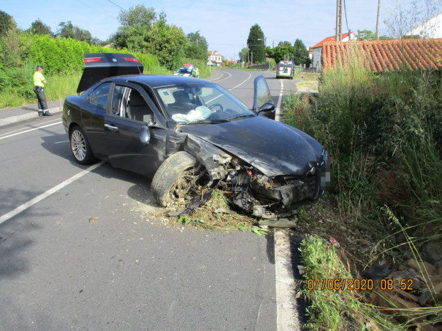 Coche accidentado tras chocar con un muro de piedra en Narón (A Coruña).
