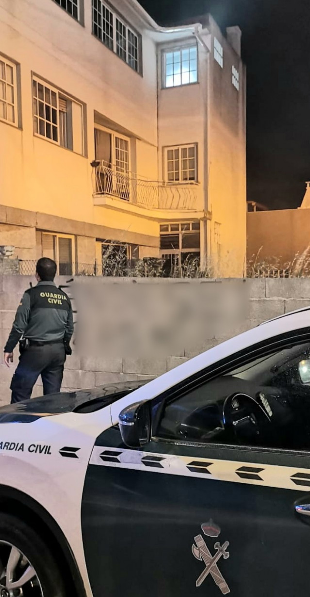 Guardias civiles rescatan a una septuagenaria y sus dos perros cuya vivienda registró un incendio en la cocina en O Grove (Pontevedra).