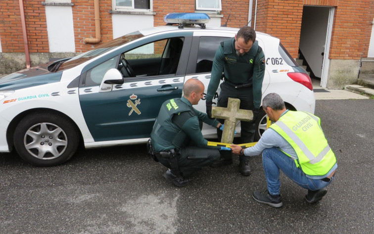 Detienen a dos jóvenes responsables del robo de una cruz de piedra del siglo XV aproximadamente