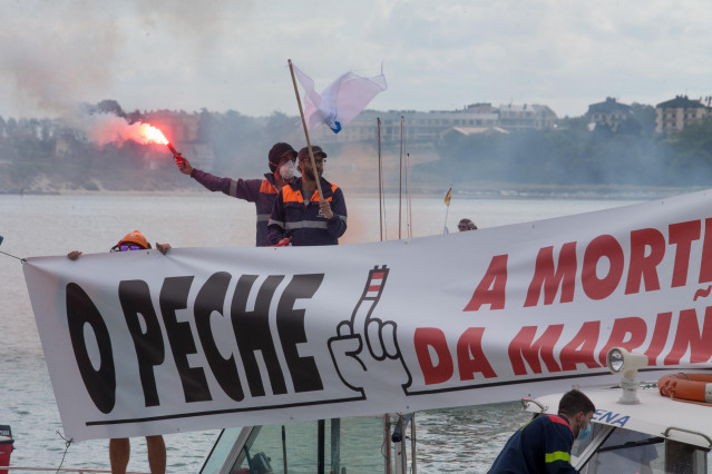 Trabajadores de Alcoa encienden bengalas en embarcaciones junto al Puerto de Foz durante una nueva manifestación en Foz, Lugo, Galicia (España) a 14 de junio de 2020.