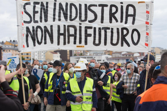 Trabajadores de Alcoa caminan por la calle con una pancarta en la que se lee 'Sen Industria Non Hay Futuro', durante una nueva manifestación  en Foz, Lugo, Galicia (España) a 14 de junio de 2020.