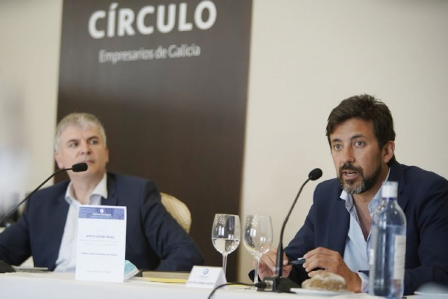 El candidato de Galicia en Común-Anova Mareas a la presidencia de la Xunta, Antón Gómez Reino, en su intervención en un almuerzo coloquio en el Círculo de Empresarios de Galicia, junto al catedrático Santiago Lago.