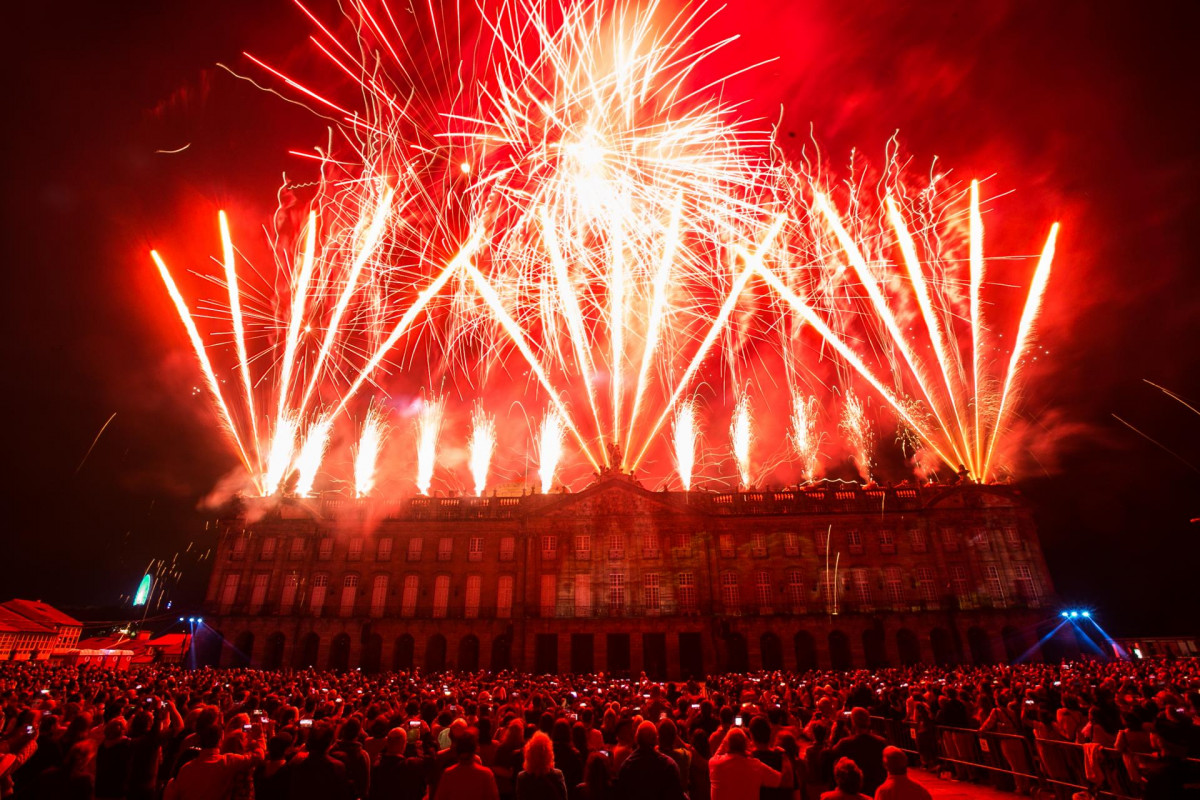 Espectáculo de fuegos artificiales llevado a cabo en el Pazo de Raxoi de Santiago de Compostela