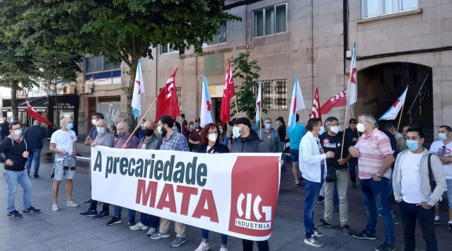 Concentración convocada por la CIG ante la Inspección de Trabajo en Vigo para protestar por la precariedad laboral en el sector de la automoción.