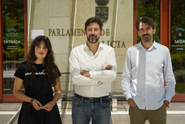 El candidato de Galicia en Común-Anova Mareas, Antón Gómez-Reino, a las puertas del Parlamento de Galicia.
