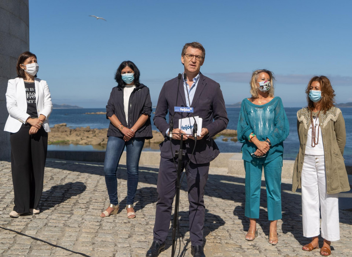 El presidente del PP de Galicia, Alberto Núñez Feijóo, en un acto de partido junto a la número dos por Pontevedra para el 12J, Corina Porro, y el resto de cabezas de lista: Ángeles Vázquez (A Co