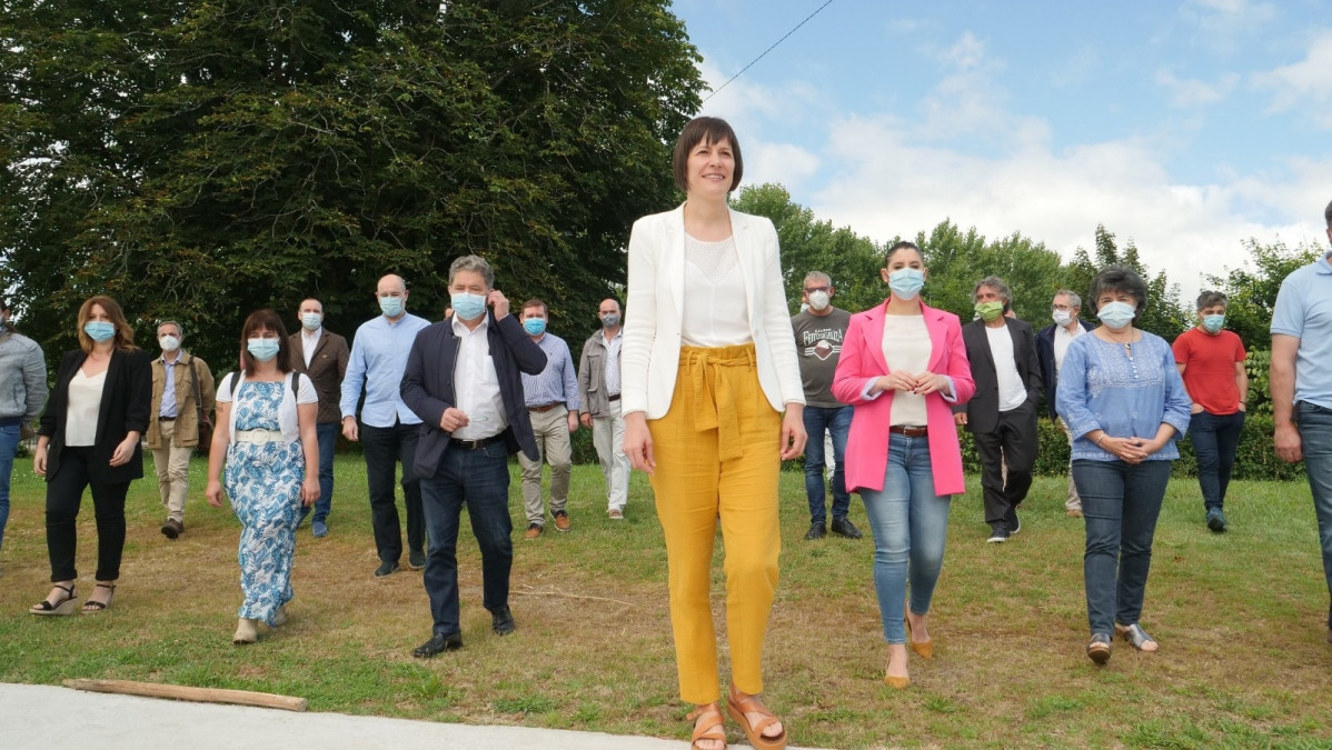 La líder del BNG, Ana Pontón, con alcaldesas y alcaldesas del Bloque durante la precampaña de las autonómicas