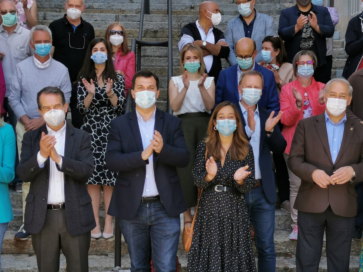 El candidato a la Presidencia de la Xunta por el PSdeG, Gonzalo Caballero, con alcaldes  y alcadesas socialistas en un acto de precampaña celebrado en la Fonte das Burgas de Ourense
