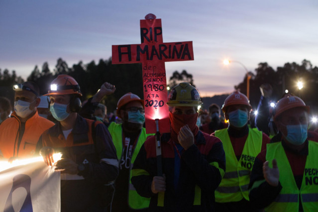 Marcha nocturna de los trabajadores de la fábrica de Alcoa en San Cibrao desde la planta hasta el pueblo, en San Cibrao (Lugo/Galicia/España) a 20 de junio de 2020.