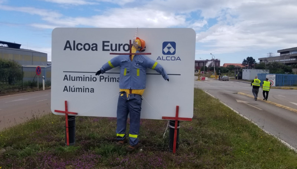 Entrada de la fábrica de Alcoa San Cibrao con un muñeco clavado en protesta por los despidos