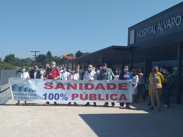 Concentración de personal sanitario a las puertas del Hospital Álvaro Cunqueiro de Vigo.