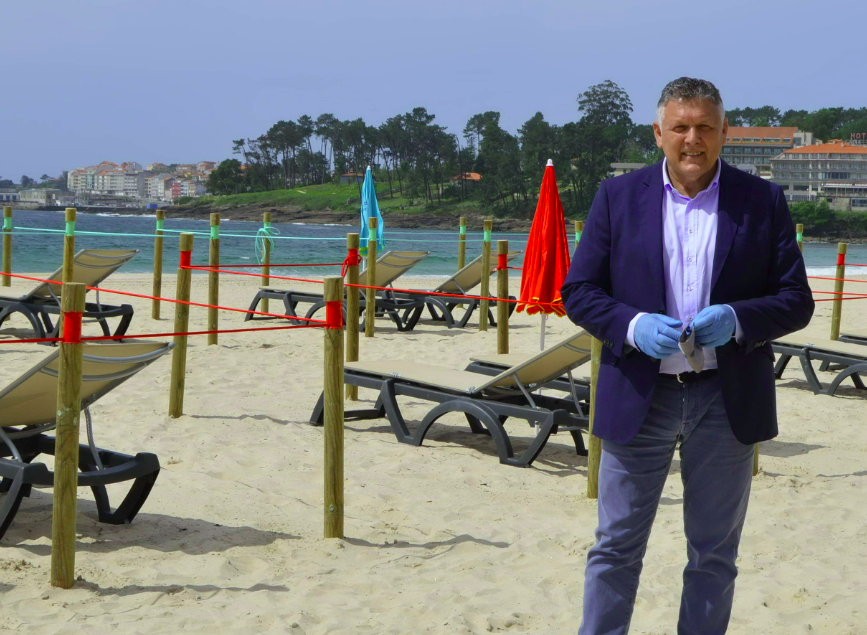 Telmo Martín alcalde de Sanxenxo en Silgar con las zonas delimitadas en la playa contra el coronavirus