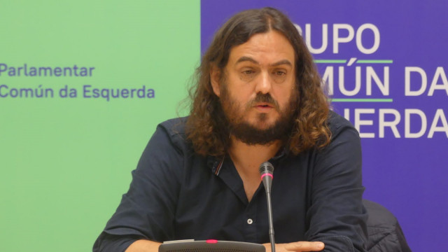 El portavoz del Grupo Común da Esquerda, Antón Sánchez, en rueda de prensa
