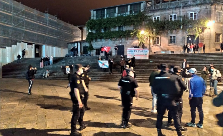 La Policía tiene que separar a partidarios de Vox de un grupo de manifestantes en la presentación de su campaña