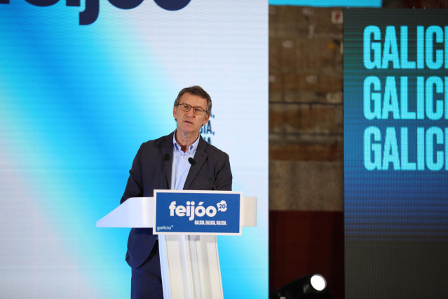 El presidente y candidato a la Xunta de Galicia, Alberto Núñez Feijóo, interviene en la clausura del acto de campaña del Partido Popular celebrado en la plaza de toros de Pontevedra, Galicia, (España), a 27 de junio de 2020.