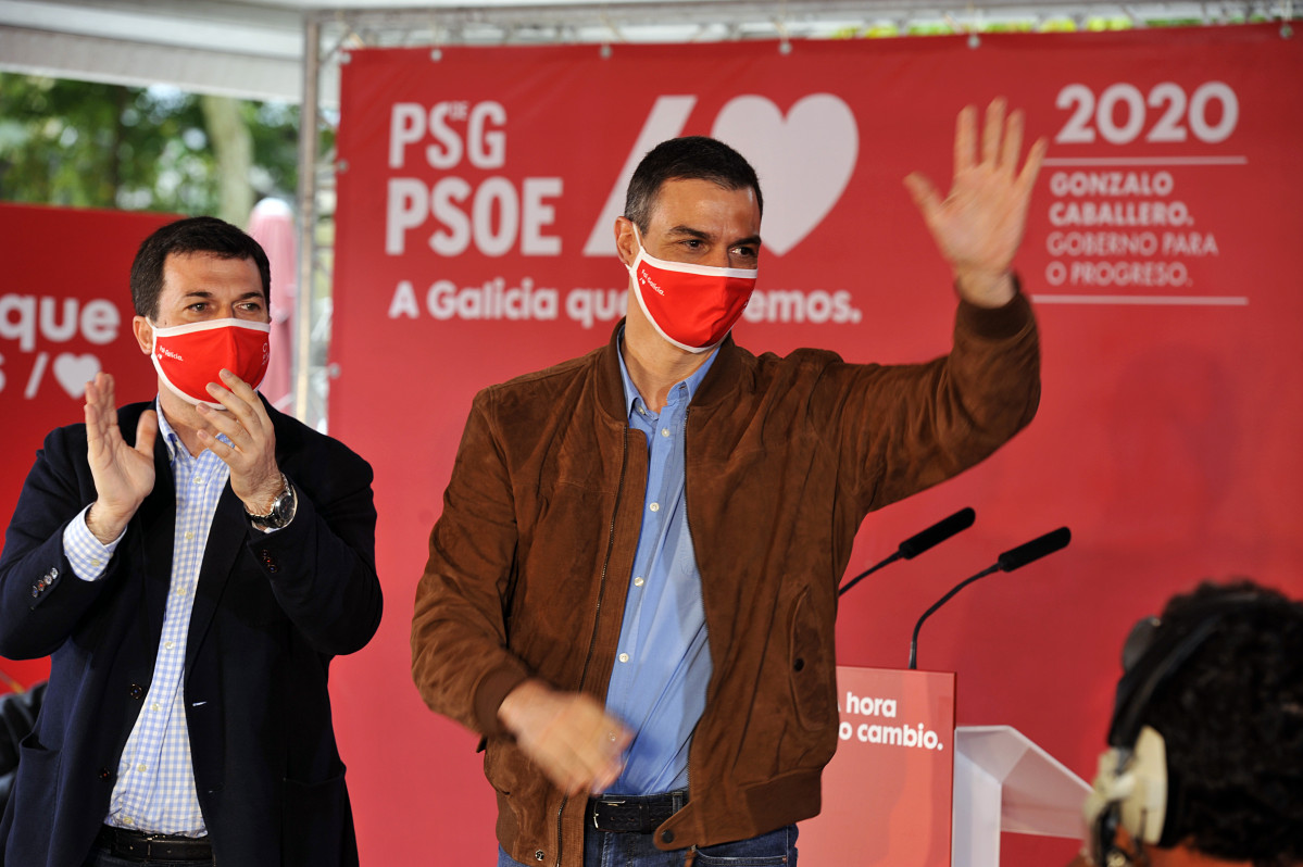 El presidente del Gobierno y secretario general del PSOE, Pedro Sánchez (i), durante un mitin junto al candidato a la presidencia de la Xunta por el PSdeG-PSOE, Gonzalo Caballero (d), en Xardín do P
