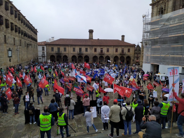 Manifestación en Santiago para reclamar estabilidad laboral en el Sergas
