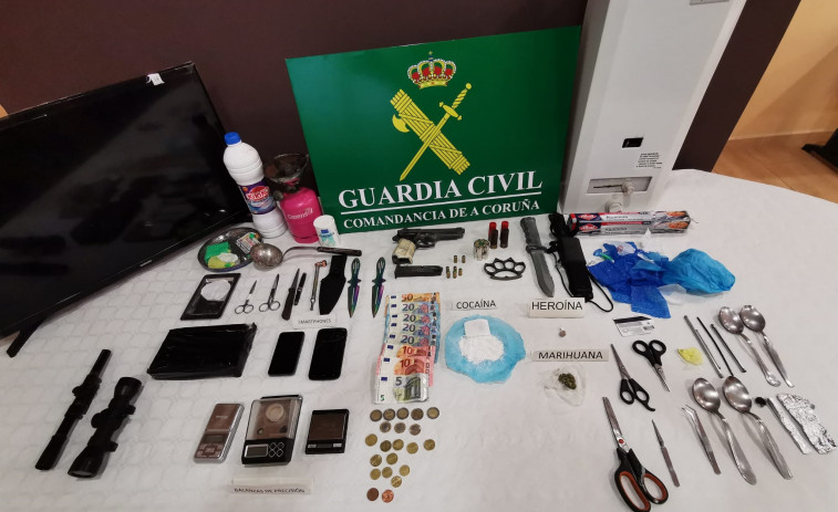 Decomisan una pistola, armas blancas, objetos robados y diversas sustancias en un punto de venta de drogas de A Pobra