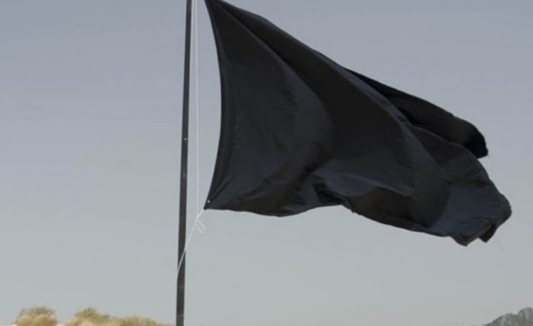 Seis 'banderas negras' repartidas por Galicia señalan los puntos donde se registra contaminación y abandono de la costa
