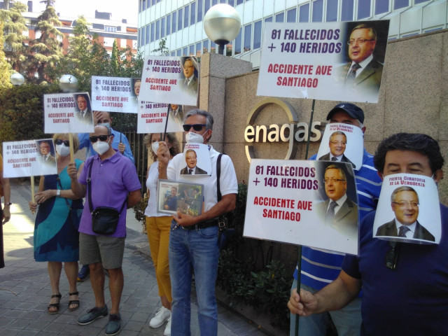 Protesta de vu00edctimas del Alvia ante Enagau015b por el fichaje de Pepe Blanco