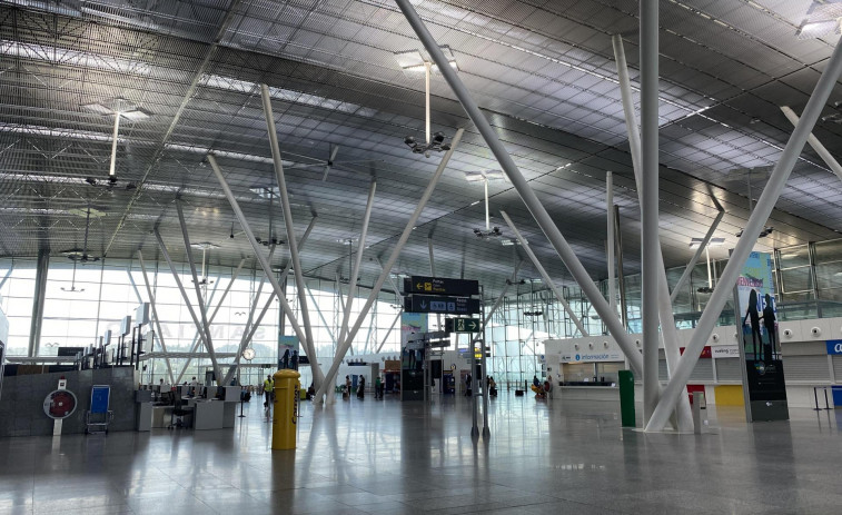 El aeropuerto Rosalía de Castro recibe turistas extranjeros en una jornada marcada por los nuevos protocolos de seguridad