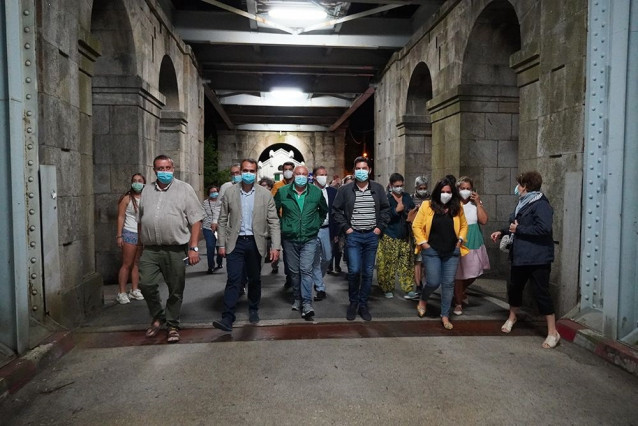 Vecinos y miembros del gobierno local de Tui recorren el antiguo puente internacional tras su reapertura