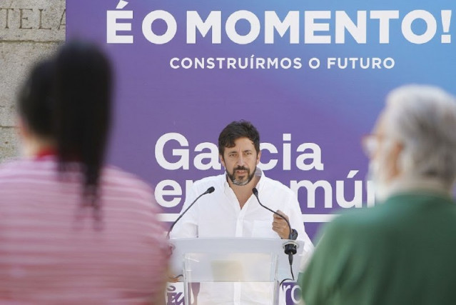 El candidato a la Xunta de Galicia en Común, Anton Gómez Reino, en un acto en A Pobra