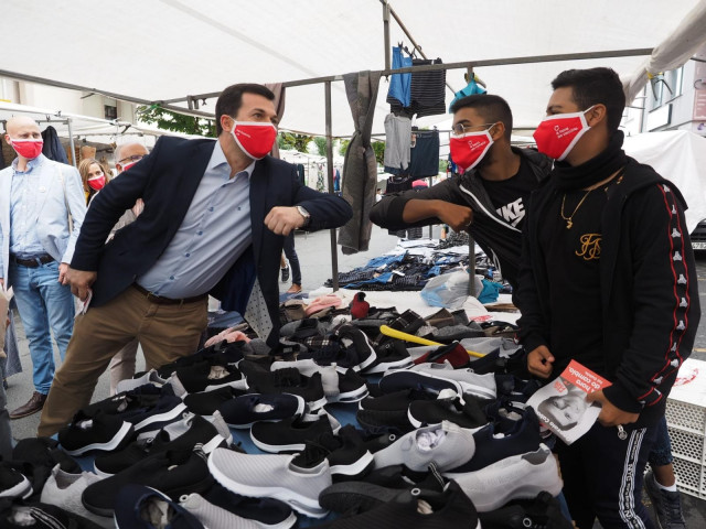 El candidato del PSdeG a la Presidencia de la Xunta, Gonzalo Caballero, visita la feria de Ordes (A Coruña)