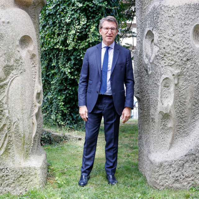 El presidente de la Xunta de Galicia y candidato a la reelección por el PP, Alberto Núñez Feijóo, posa tras una entrevista para Europa Press, en Vigo, Pontevedra, Galicia (España), a 30 de junio de 2020.