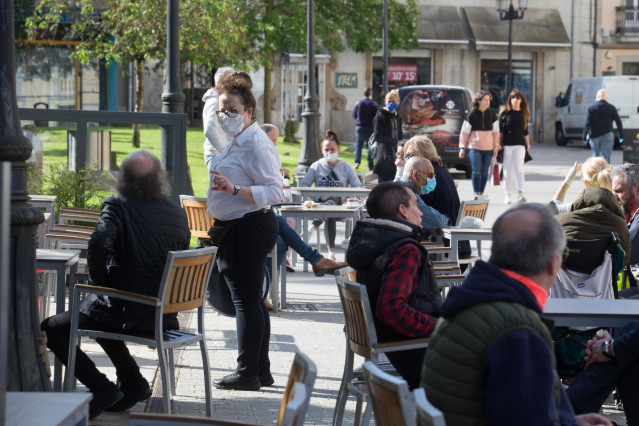 Clientes en una terraza de la capital de Lugo en la Fase 1