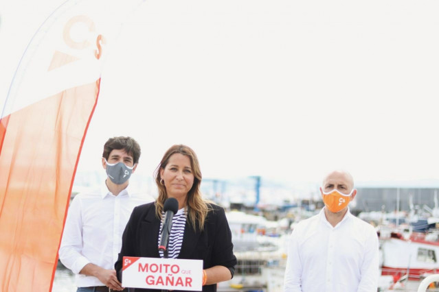 La candidata de Ciudadanos a la Presidencia de la Xunta, Beatriz Pino, y el eurodiputado Adrián Vázquez, tras encuentros con el sector pesquero