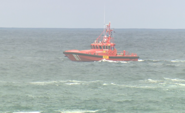 Rescatan a los cinco tripulantes de un pesquero que se hundió al oeste de Fisterra por una vía de agua