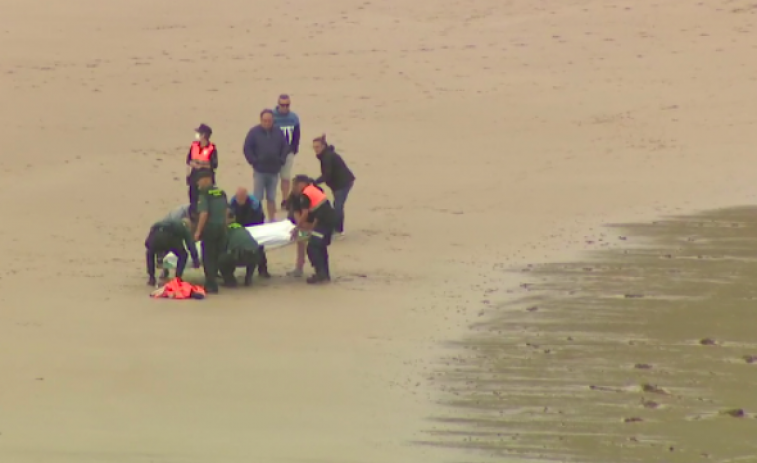 El cadáver del pescador que cayó al mar cerca de la Playa de Valdoviño es recuperado