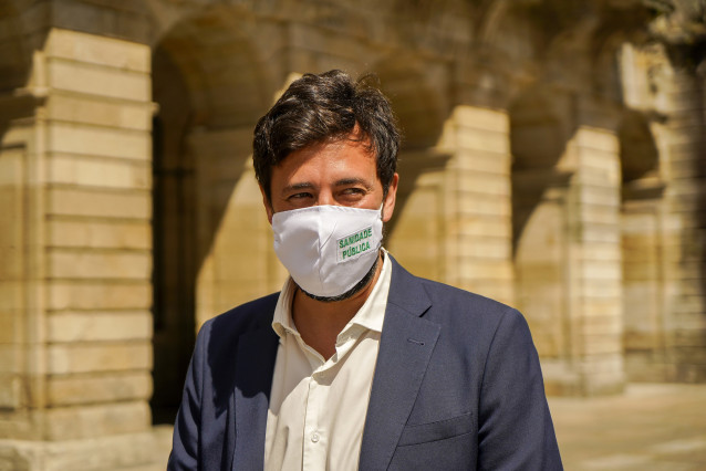 El candidato de Galicia en Común a la Presidencia de la Xunta, Antón Gómez-Reino, en la Praza do Obradoiro de Santiago