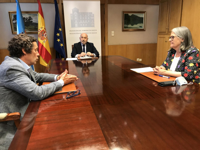 El delegado del Gobierno, Javier Losada; la subdelegada del Gobierno en A Coruña, Pilar López-Rioboo, y el abogado del Estado Javier Suárez, analizan la causa sobre la devolución del Pazo de Meirás