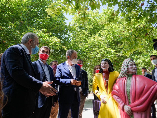El expresidente del Gobierno José Luis Rodríguez Zapatero (mascarilla blanca), y el candidato del PSdeG a la presidencia de la Xunta de Galicia, Gonzalo Caballero (mascarilla roja), observan varias estatuas durante su visita por Santiago de Compostela com