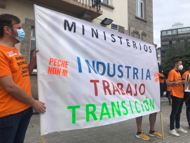 Trabajadores de Alu Ibérica en A Coruña en una protesta ante la Delegación del Gobierno
