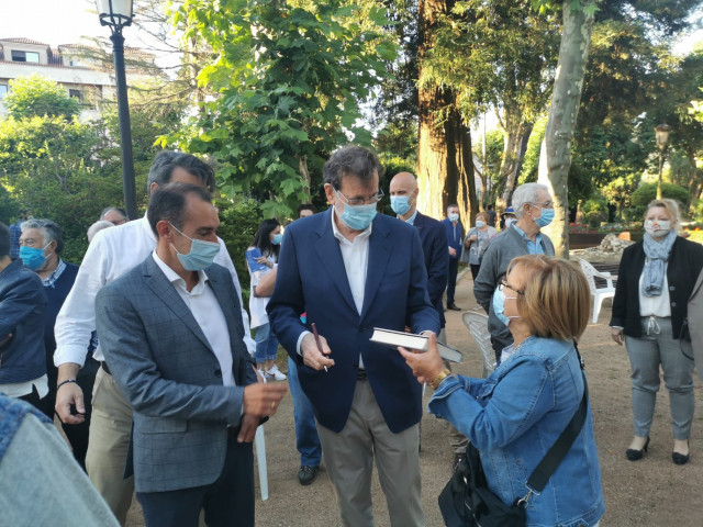 El expresidente del Gobierno Mariano Rajoy firma su libro a una asistente a un mitin en Padrón (A Coruña)