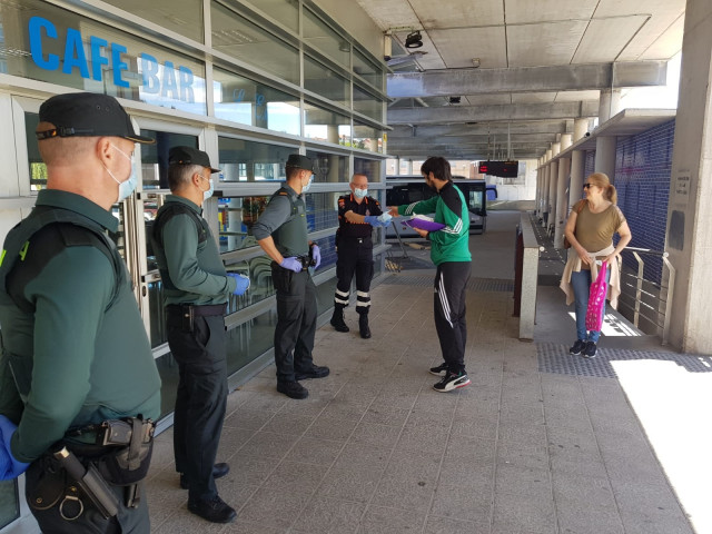 Reparto de mascarillas en la estación de autobuses de Oviedo.