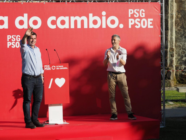 El candidato del PSdeG a la Presidencia de la Xunta, Gonzalo Caballero, y el ministro del Interior, Fernando Grande Marlaska, en O Carballiño (Ourense)
