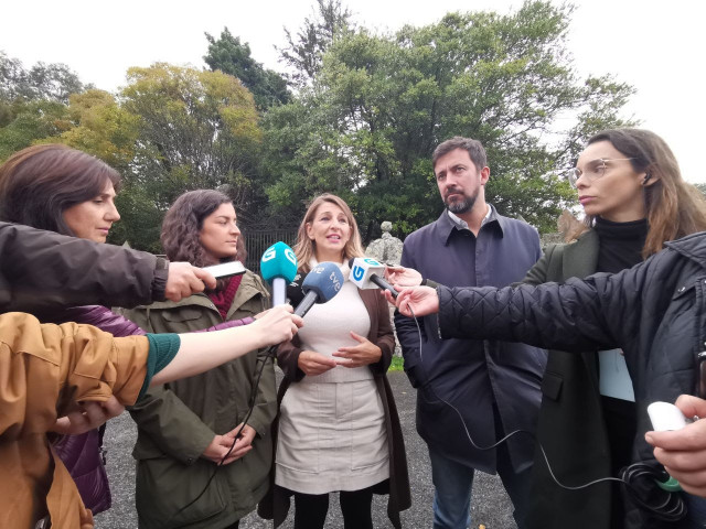 Yolanda Díaz y Antón Gómez-Reino, de En Común, ofrecen declaraciones a los medios en las inmediaciones del Pazo de Meirás, en Sada (A Coruña)