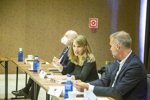 La ministra de Trabajo y Economía Social, Yolanda Díaz, en una reunión con el Foro pola Economía Social Galega.